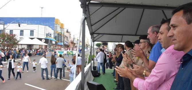 Vereadores prestigiam desfile alusivo aos 71 anos do município